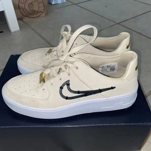 Air Force 1 Sage Low LX